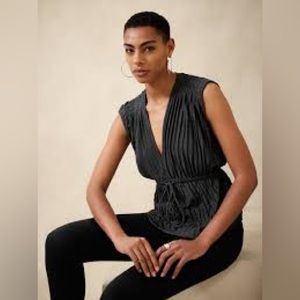 banana republic pleated sleeveless top in charcoal with tie waist size M
